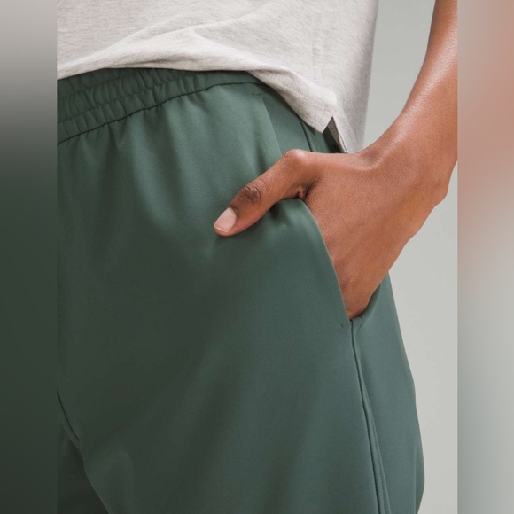 Lululemon Tapered Leg Mid Rise Crop Size Small in Dark Forest - Picture 4 of 8